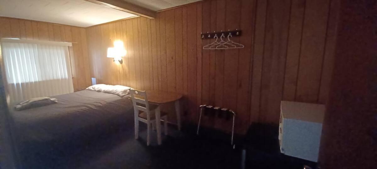 Russell'S Motel Caribou Exterior photo