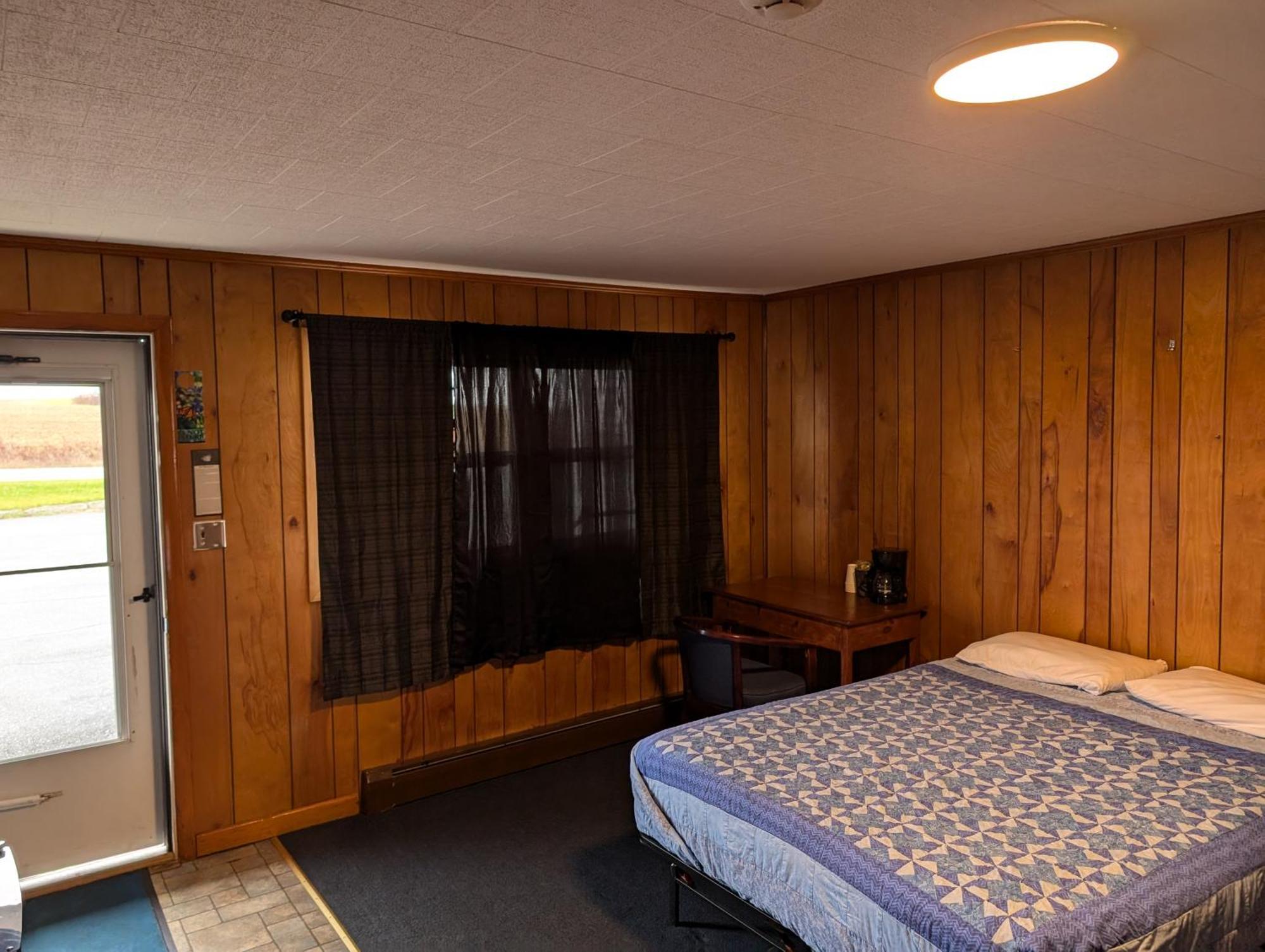 Russell'S Motel Caribou Exterior photo