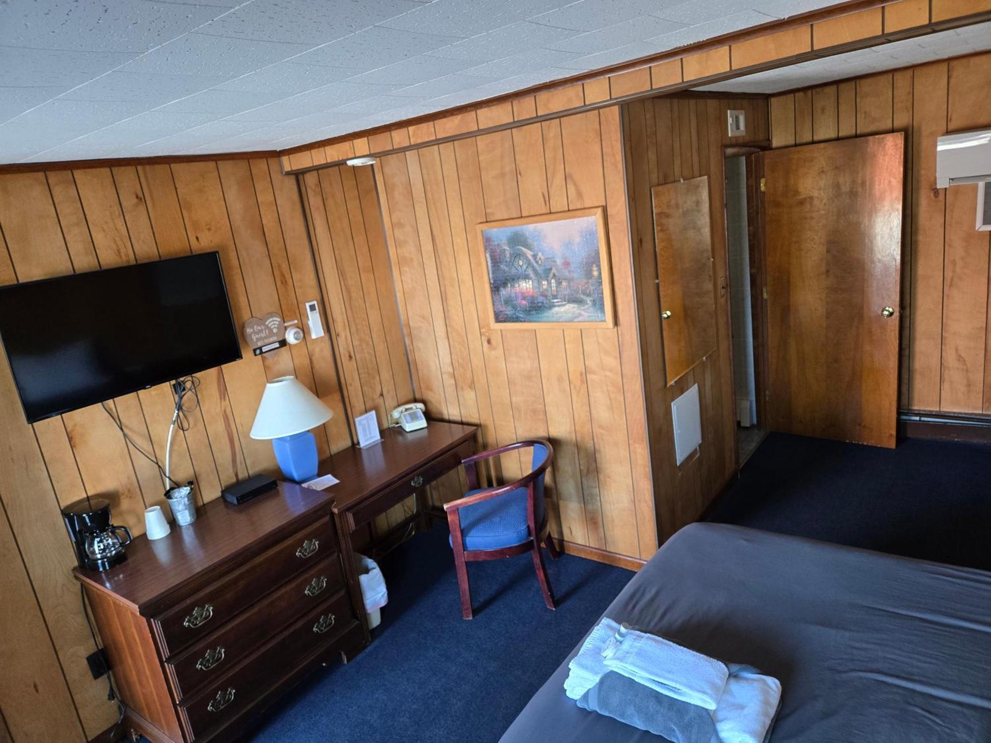 Russell'S Motel Caribou Exterior photo